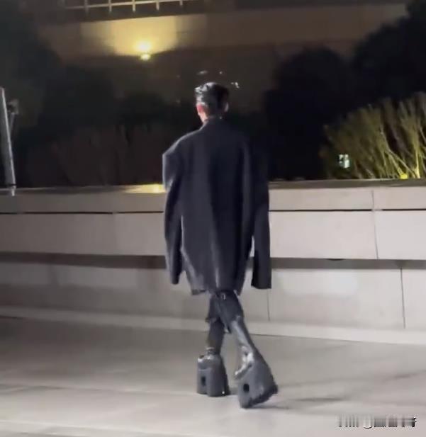 这也是潮流吗？巴黎世家雨中走秀酷不酷我不知道，就好奇，模特这一身，谁会买单。