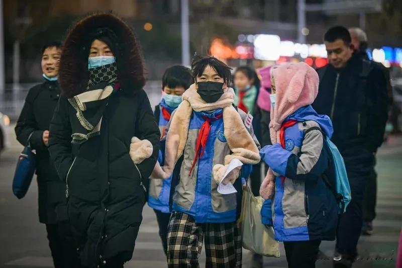 孩子上了高中，家长得学会放手，不可事事都是学习，长期老是成绩会导致孩子沉默寡言，