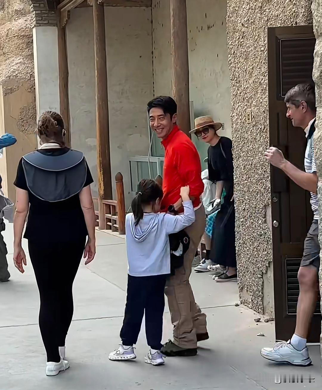 撒贝宁和家人到甘肃敦煌旅游，加拿大籍妻子李白的身材好高挑，夫妻俩一人牵着一个孩子