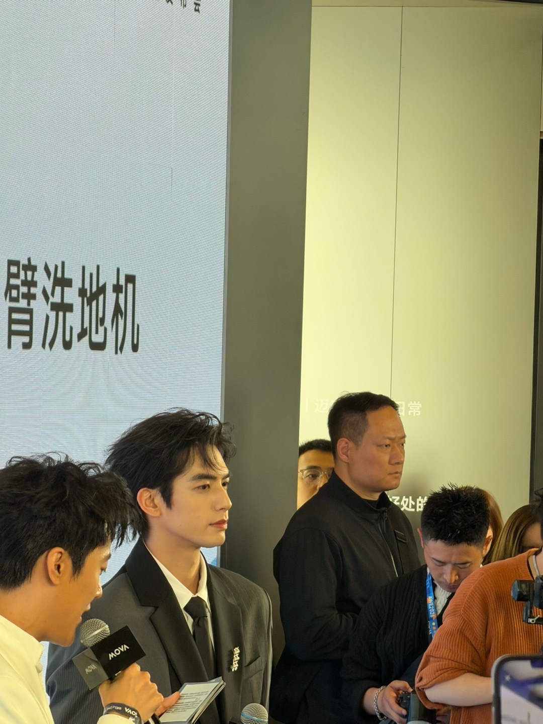 追觅汽车价格今天的AWE展会，除了追觅展馆火爆外，MOVA展台也很热闹，还看到宋