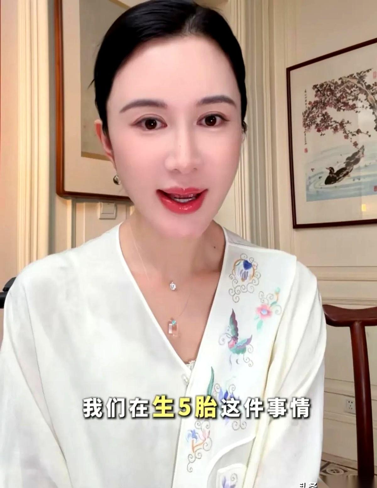44岁，已经生了4个，现在居然准备拼第5胎。
理由绝了——因为老公不想家里没有小