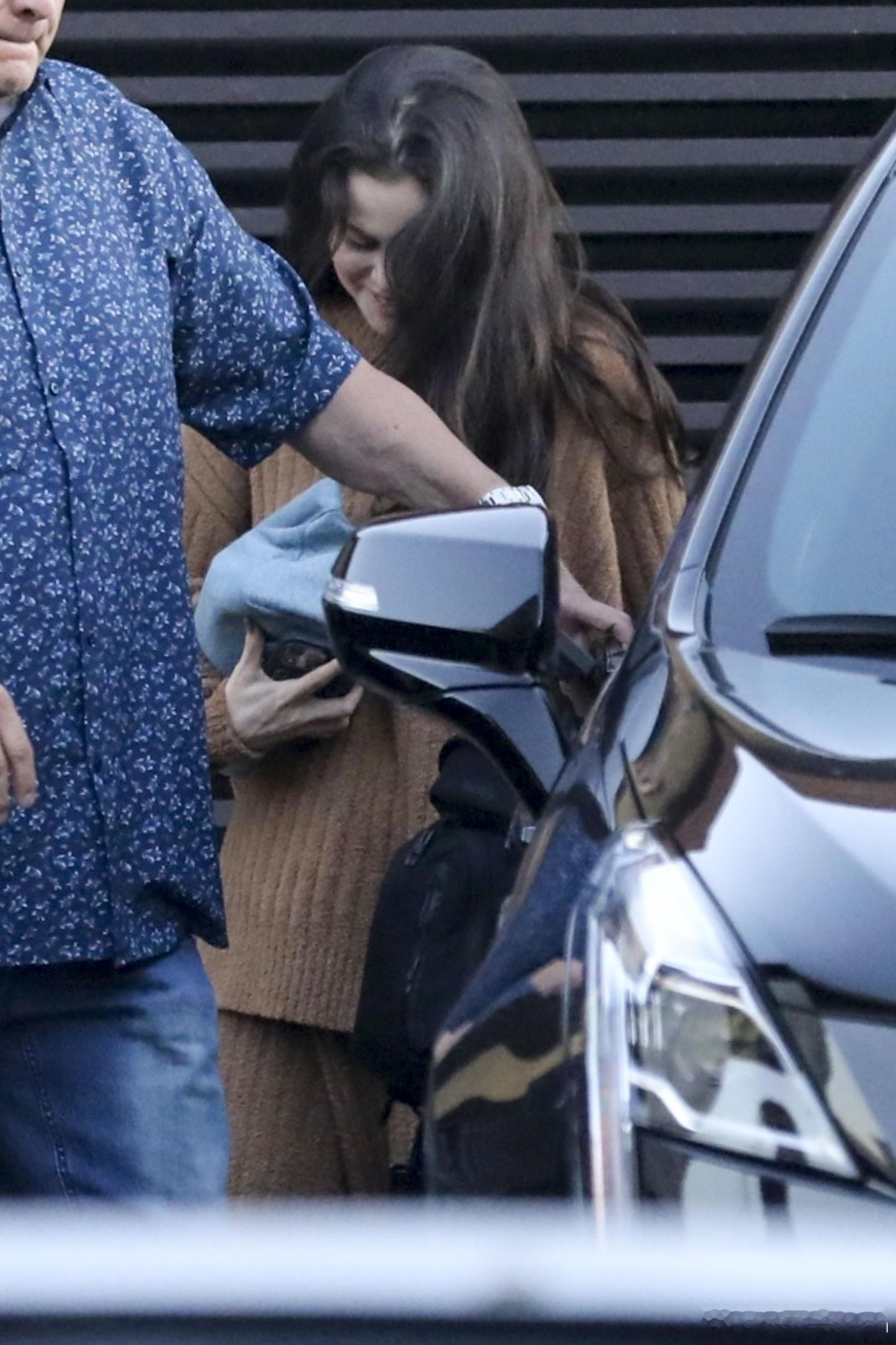 Selena Gomez赛琳娜戈麦斯和妹妹Gracie还有朋友在马里布外出，一起