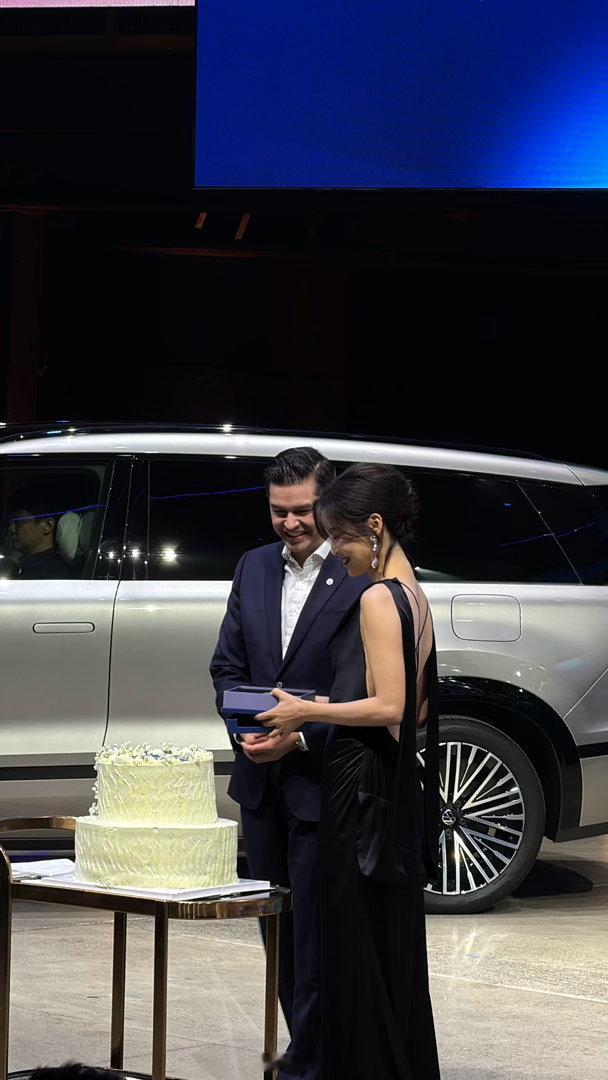 大众之夜官宣了新代言：辛芷蕾最后的彩蛋是为辛芷蕾庆祝生日并且现场送车！大众汽车全