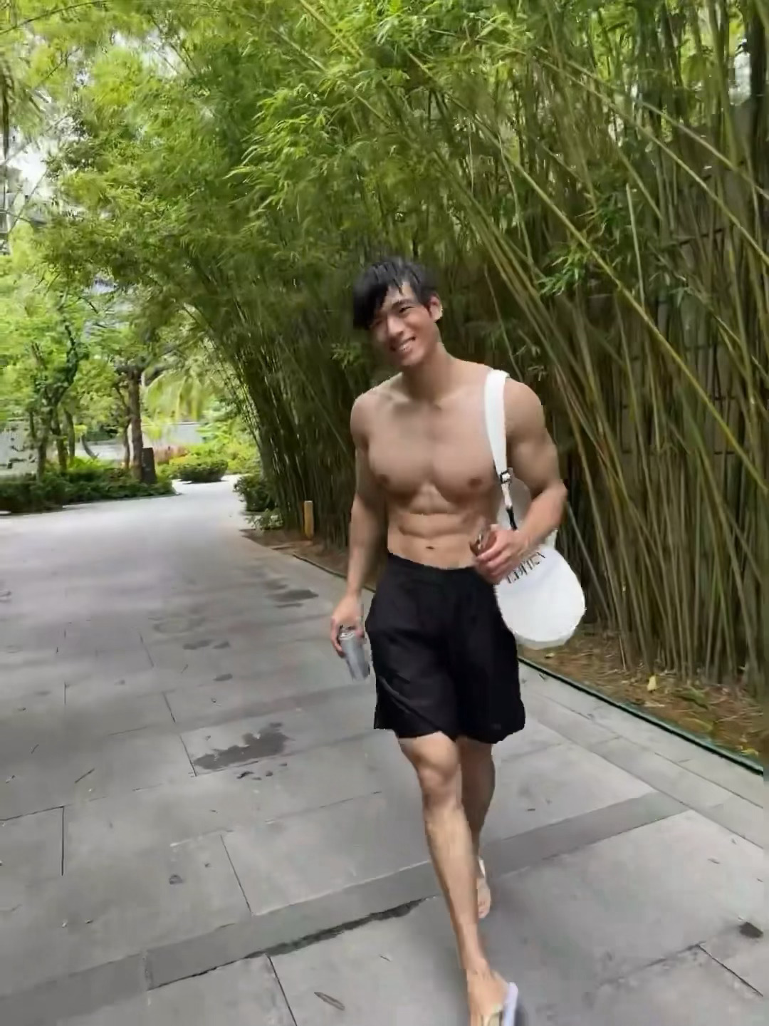 野好感觉憨憨的样子！很好勾引 