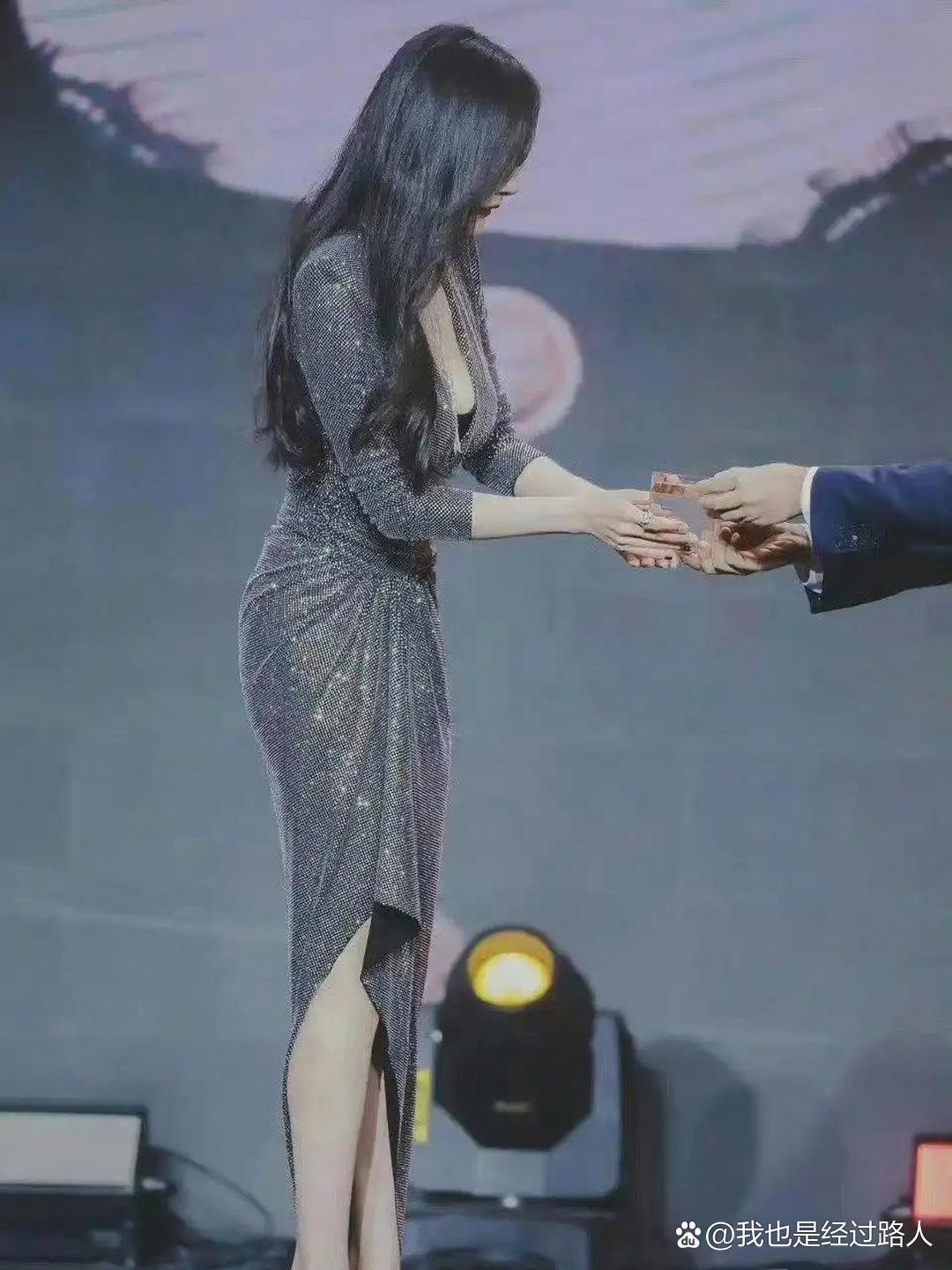 看一下这张照片，这是倪萍和儿子的一张合影。 儿子已长成可以依靠的男子汉，倪萍脸上