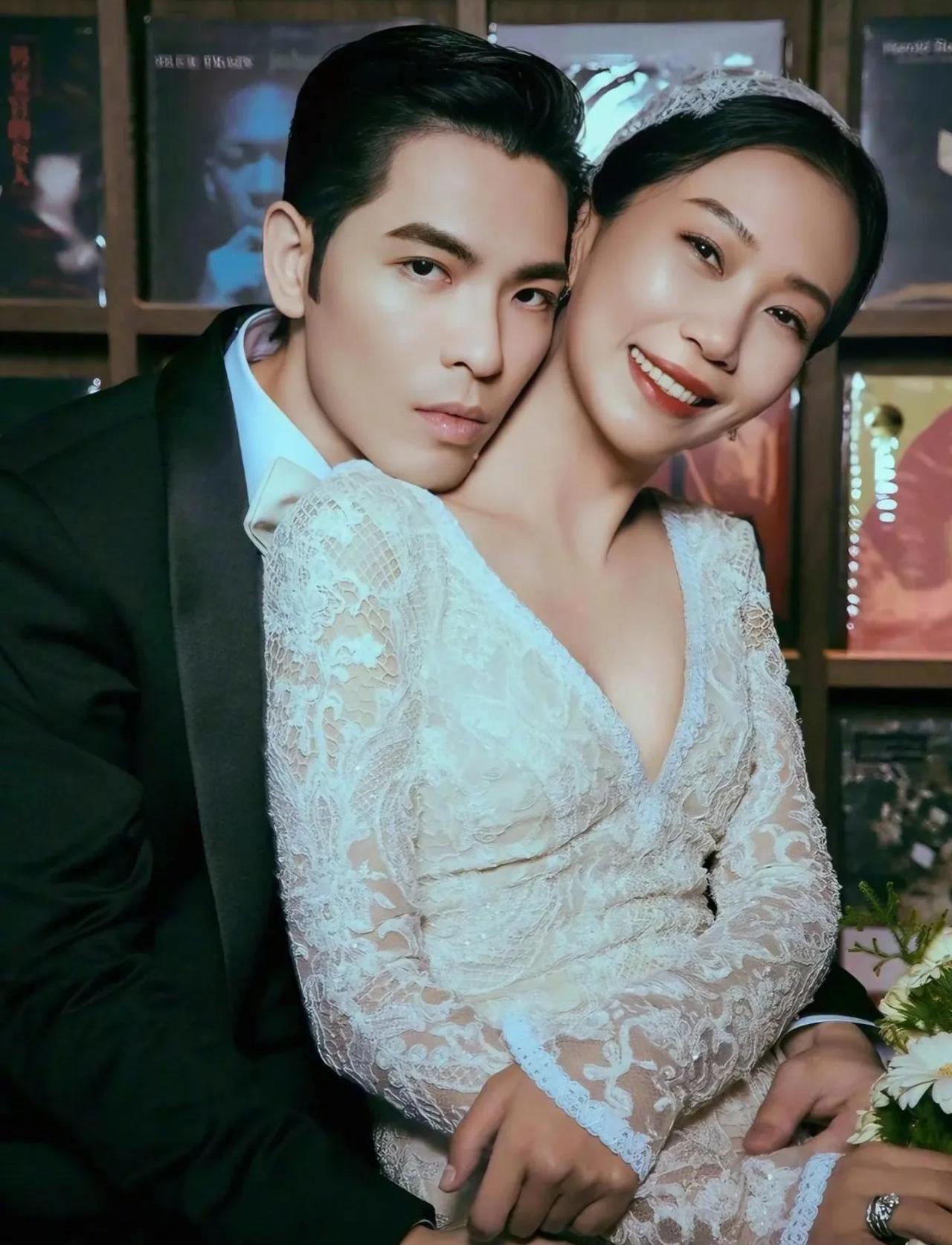 38岁萧敬腾发文夸52岁老婆可爱，婚后一直像是在热恋一样！
 
男人大十几岁都觉