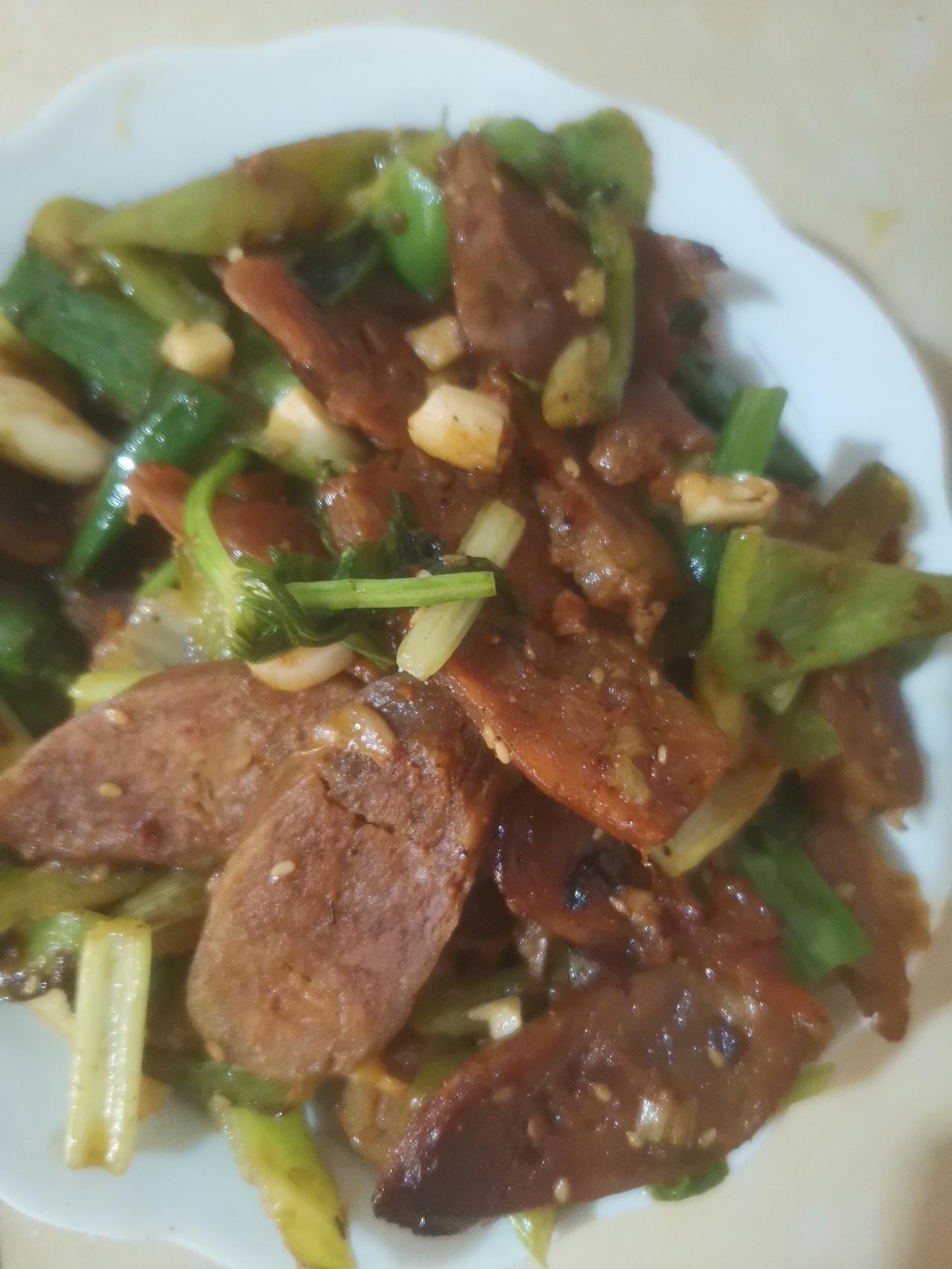 上午九点半去我妈家，我妈正在煮米茶。
我来到厨房，见我妈已把香瓜，梨，红薯尖，辣