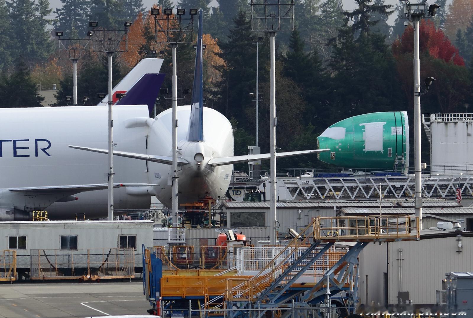 埃弗雷特，波音747-400 LCF卸货中 