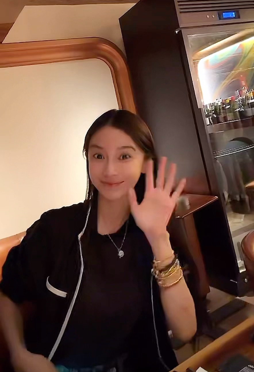 angelababy  杨颖 宝子素颜超级美丽！！差一点就收到飞吻啦哈哈在线等