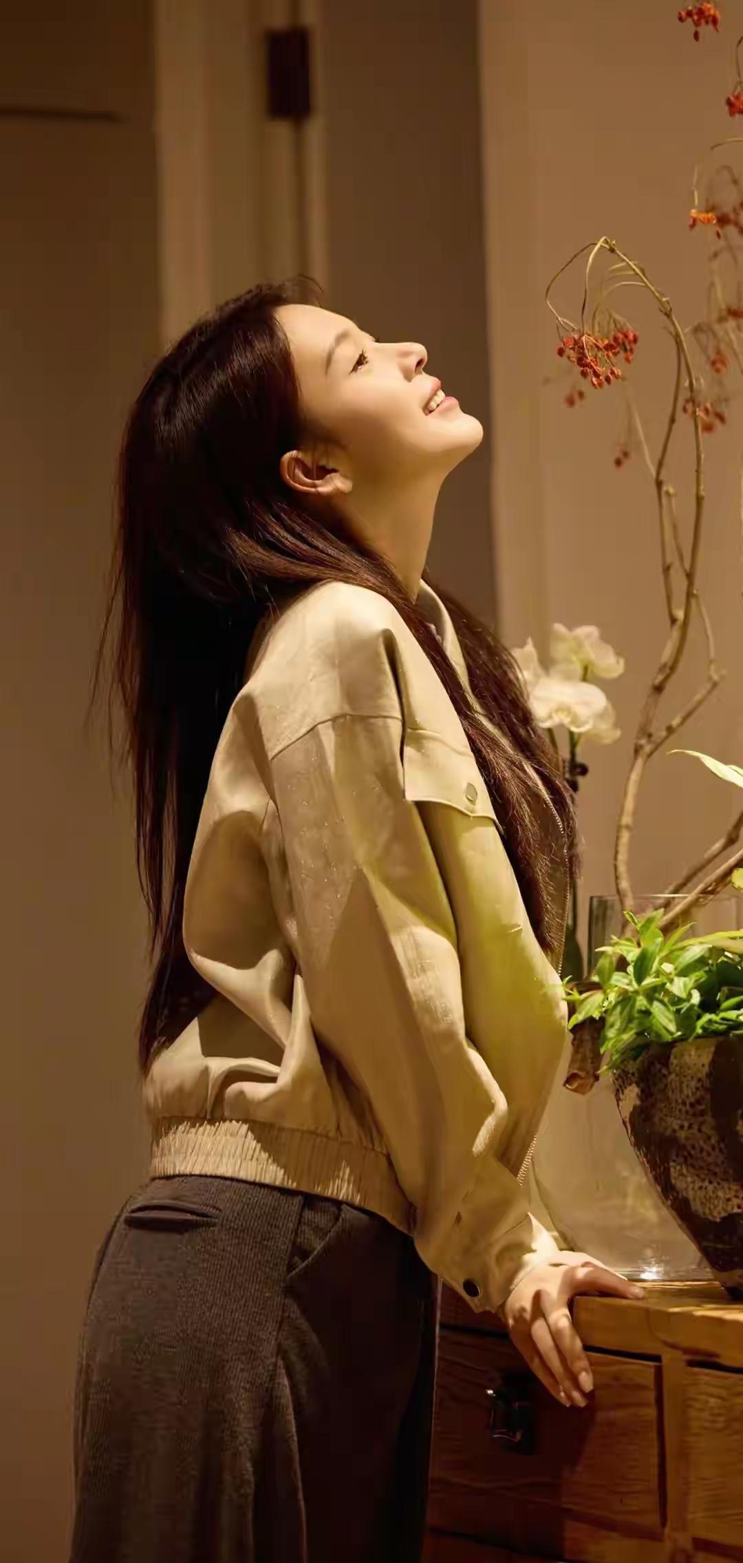 温暖午后，静享时光，与花相伴，悠然自得。治愈系少女写真怎么拍 模特的曼妙身材，摄