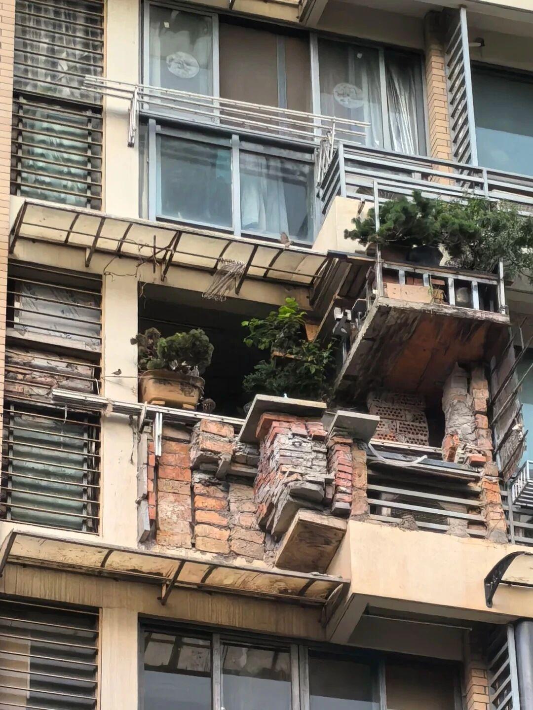 危险的高层阳台违建，真管不了他吗？
提到违建，不知道大家会想到什么
是楼顶的私搭