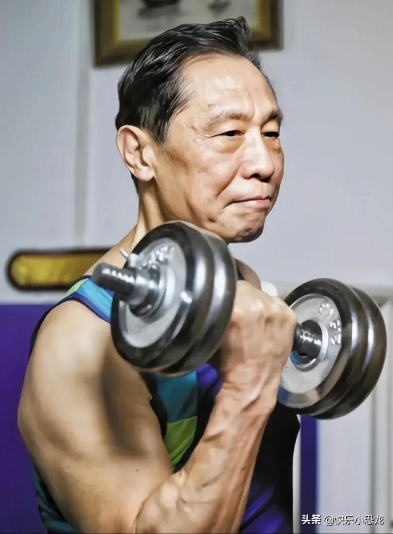 值得学习！钟南山院士年近90，精神依旧饱满、行动利落，养生的关键并非普通跑步有氧
