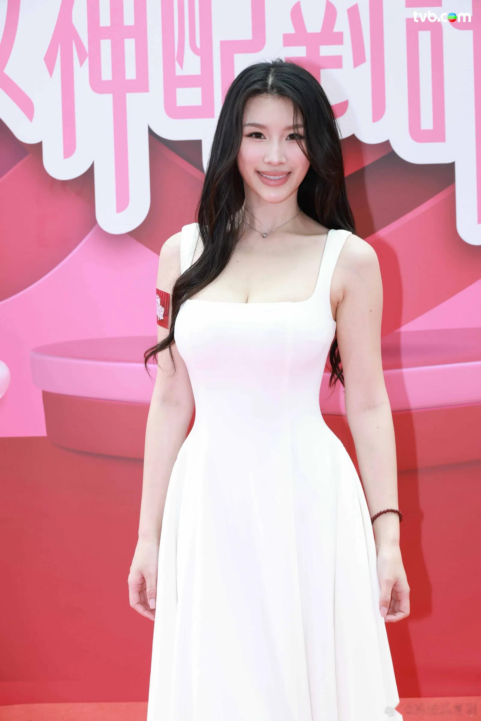 女神配對計劃2：郭珮文.郭珮文以白色長裙亮相，仙氣十足，郭珮文在記者會上公開擇偶