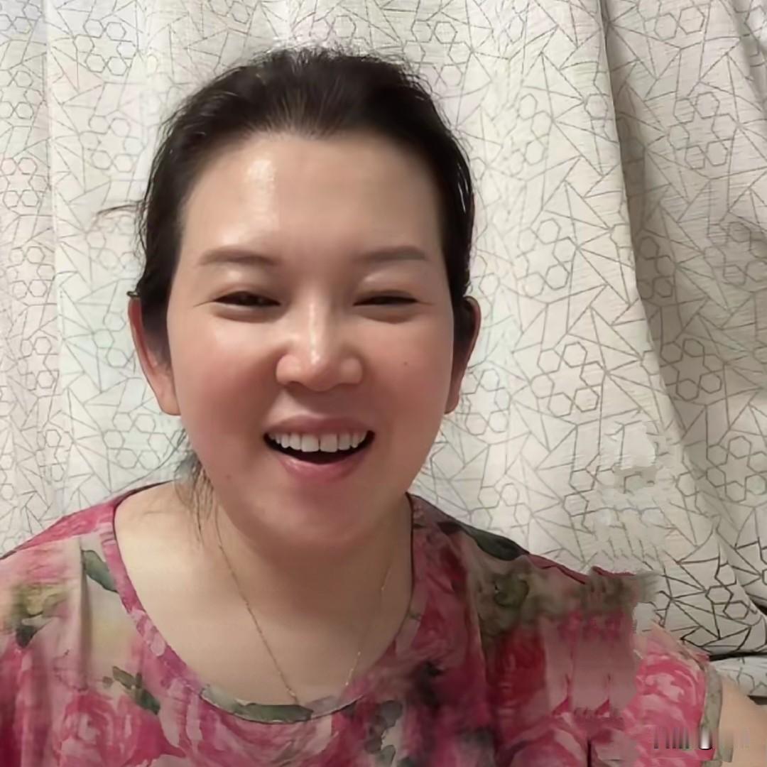 娘俩各自直播到深夜，为了挣钱真是太拼了。说白了都是为了给老家小洋楼的装修筹集资金