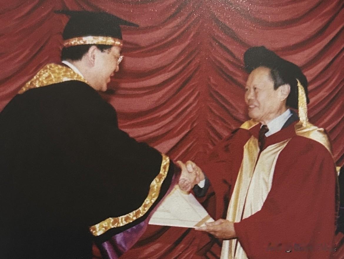 1986年起，杨振宁受聘担任香港中文大学的“博文讲座教授”，这是该校最高级别的学