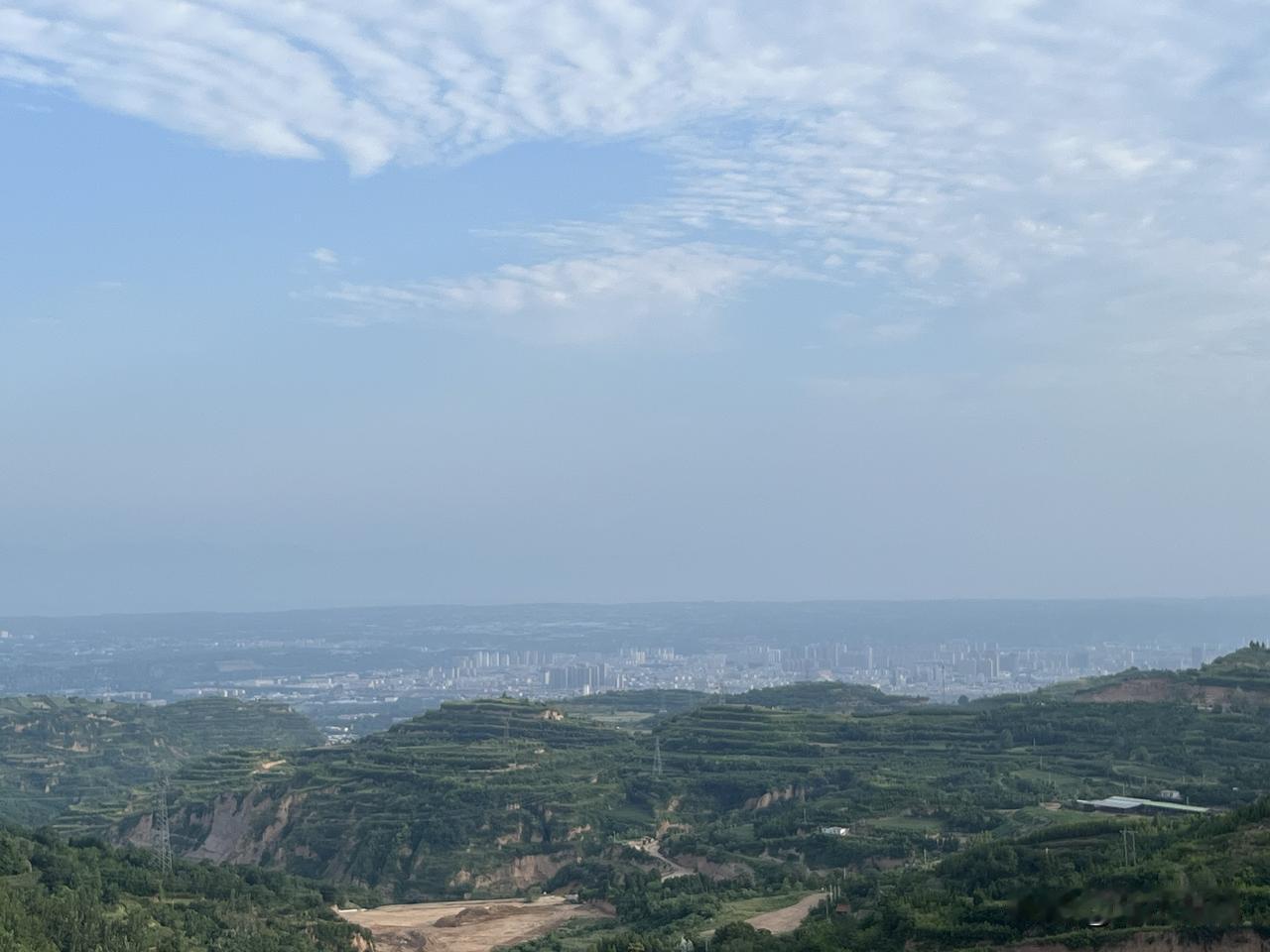 置身城市中，感觉自己很渺小。如果你登高远望再看城市，就会感觉城市很小，自己一个手