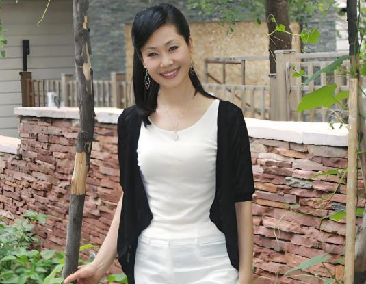 2010年，歌星尹相杰单相思搭档于文华，竟痴痴地独自等到了41岁，可在于文华眼中