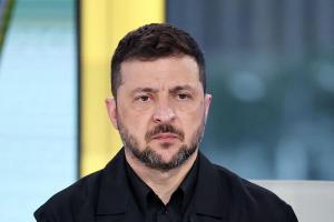 泽连斯基：正与美国讨论向乌派驻美军事宜
乌克兰总统泽连斯基（左）12月28日到美