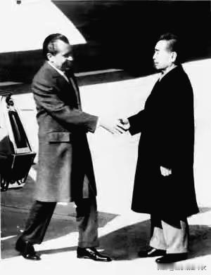 历史时光
1972年2月，周恩来在机场迎接美国总统尼克松。这是美国有史以来第一位