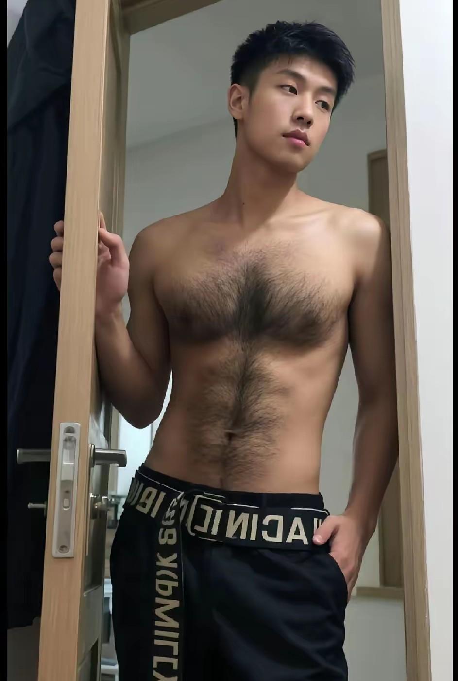 你能看出这两张照片中的两位帅哥谁是真的，谁又是AI做出来的？看这两位帅哥如果你不