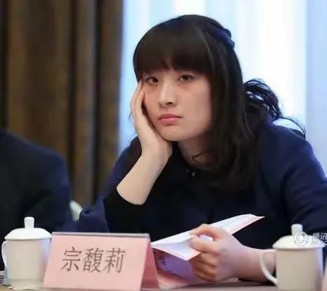 世态炎凉！！什么都不想说了，只能怪万恶的资本，老宗总才去世多久？就对孤苦伶仃的人