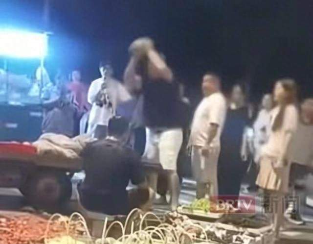 砸人夫妻付出代价，7万赔偿到位，家属终于发声