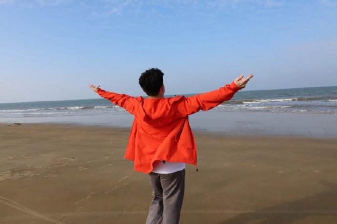 林诗栋：自己因为身体的原因没能在总决赛的赛场上和大家见面，但在现场能感受到大家非