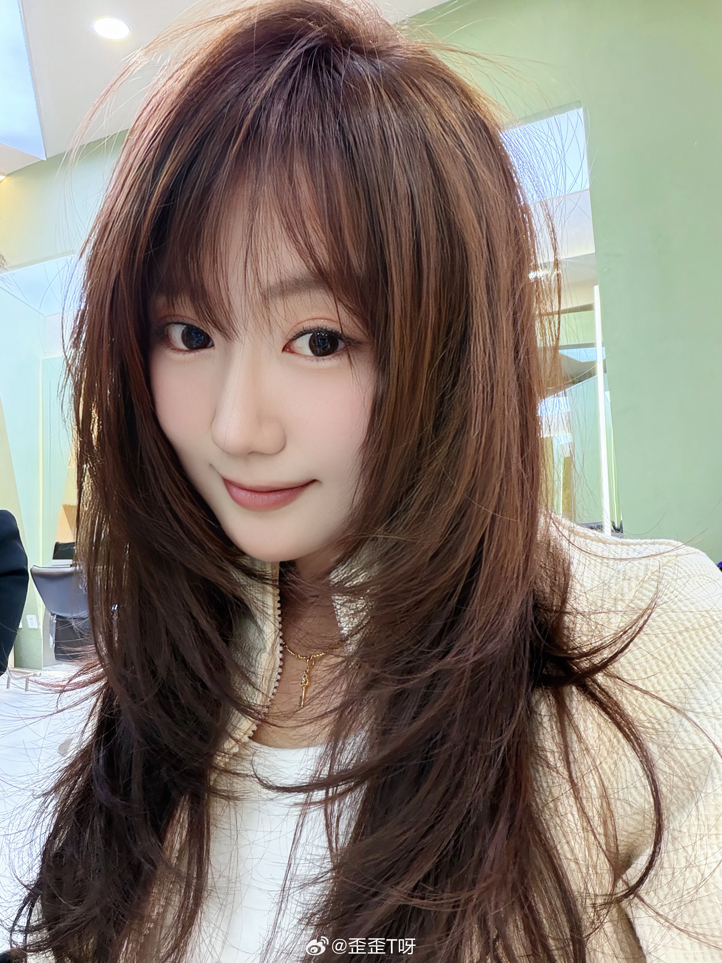 谢谢 第一次染发没有踩雷哈哈哈哈！！！我真的直接爱死这个发色第一次染发！根本就没