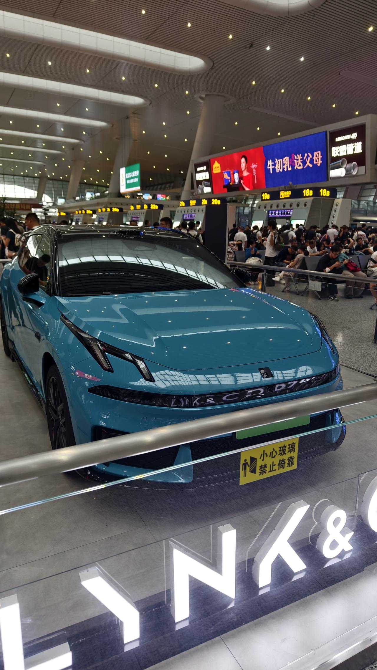 本来赶车挺烦躁的，看到这辆亮蓝色的车，心情瞬间变好了。领克这波操作我反手就是一个