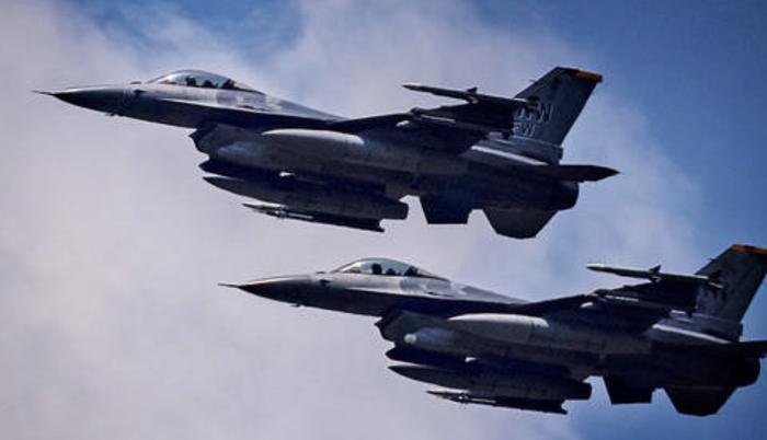 北约峰会上，由丹麦荷兰推动的11国组成的战机联盟和乌克兰签署培训飞行员的备忘录，