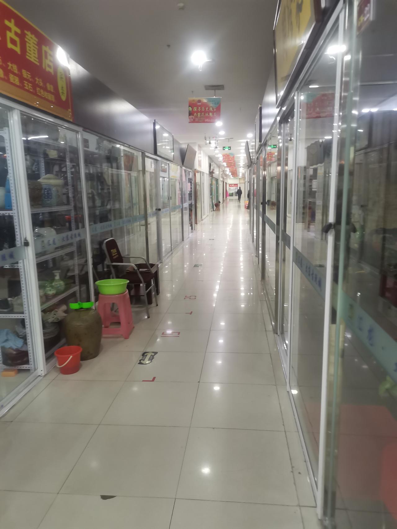 坐标吉林市，大周日的，古玩城竟门可罗雀，这行业怕是真要没落了。

这段时间工作太