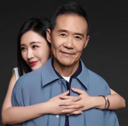 2012年，61岁已婚已育万科创始人王石恋上小演员田朴珺，婚后田朴珺想买200万