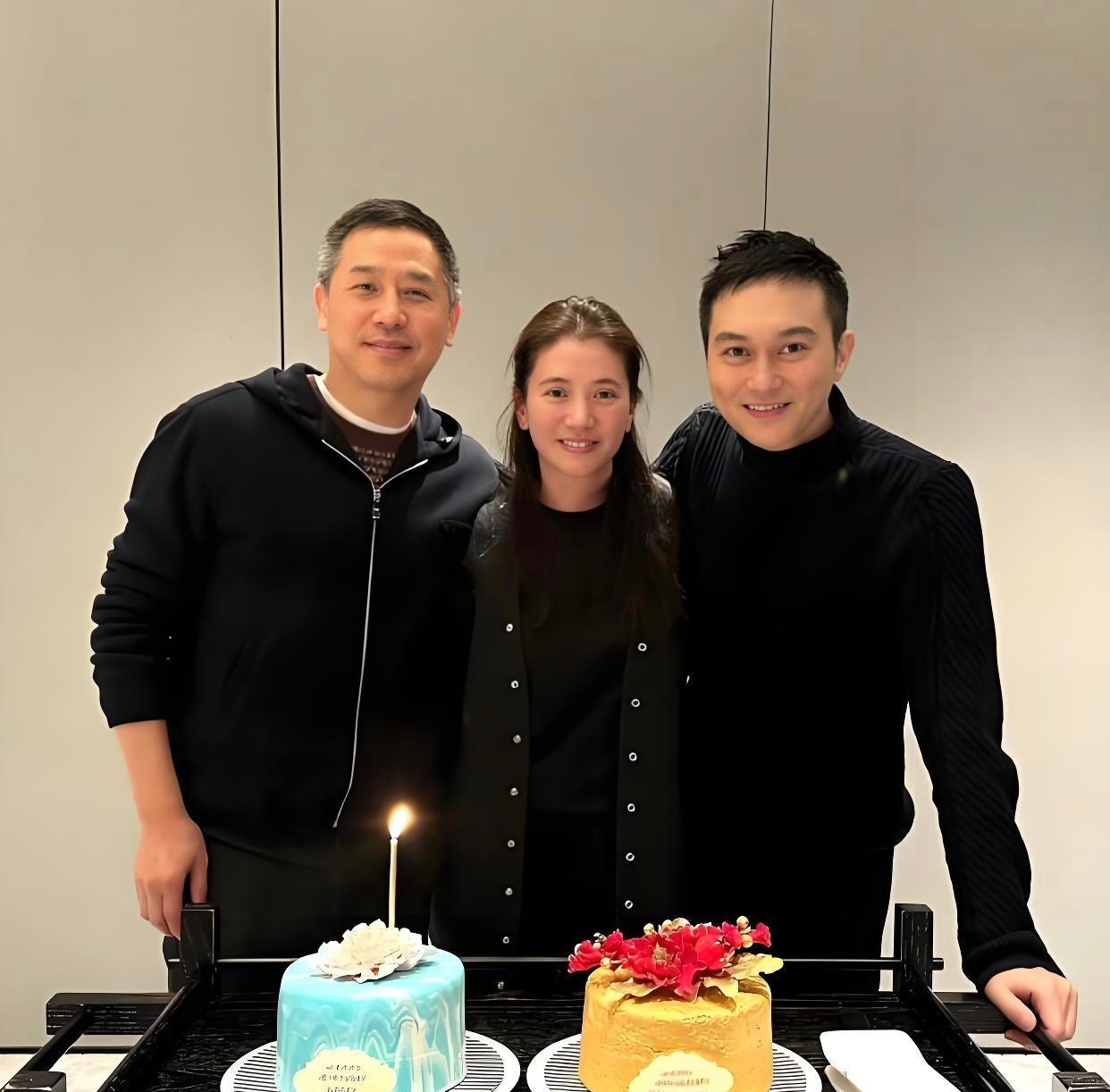 袁咏仪：你这胡子一刮，又年轻了是吧？

张智霖：那可不，我这是自带“返老还童开关