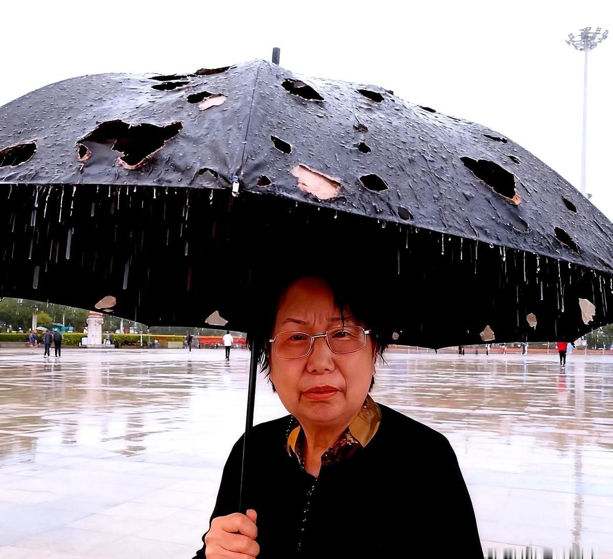 大娘撑着一把千疮百孔的破伞，面临四面楚歌。
她在直播间向网友诉苦，九江妈妈的姐姐