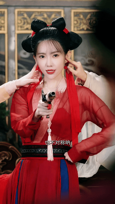 刘萌萌 刘萌萌神撞脸邱淑贞，古装造型神似小昭，港风氛围感拉满，眉眼间的娇俏灵动，