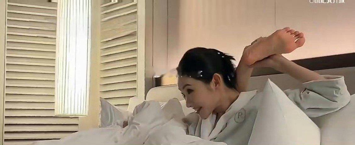 笑死人了，张艺凡的脚比脸长，39码的脚，真可爱，柔性性也太好了！ 