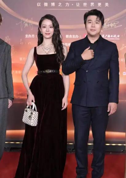 [微风]说起吉娜，可不止是郎朗妻子这层身份，她4岁学琴，15岁开个人独奏会，还在