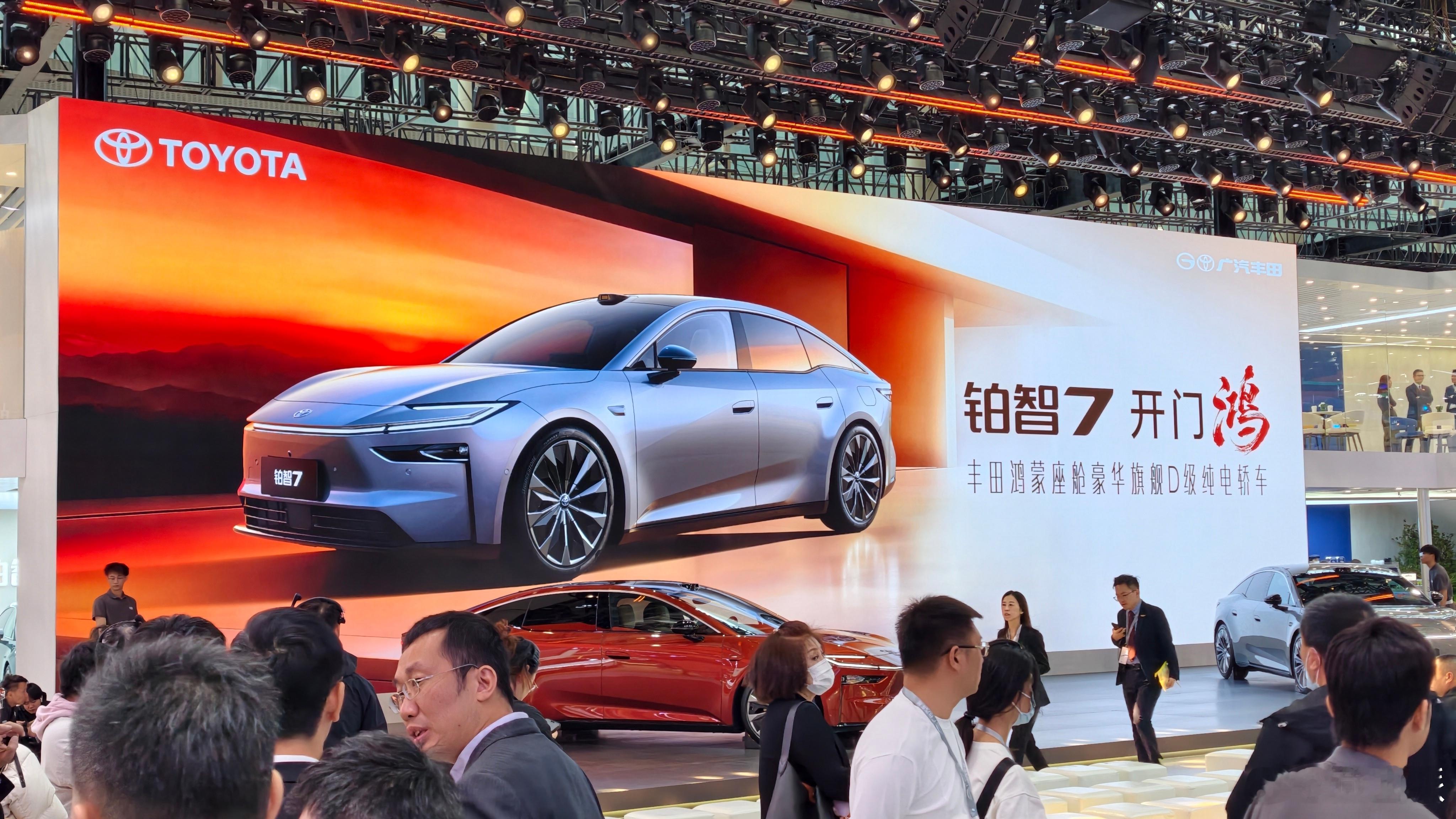 广丰也在积极拥抱智能化和新能源，今天亮相的铂智7主打一个“开门鸿”大家知道什么意