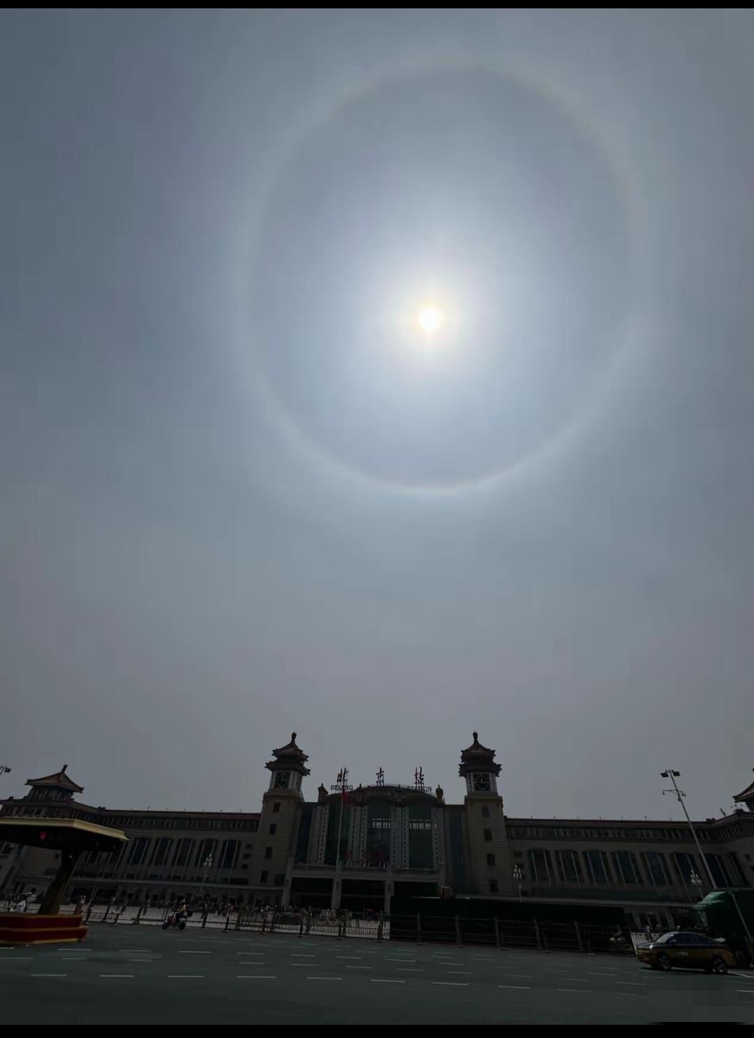 5月19日中午12点，北京上空出现巨大日晕！