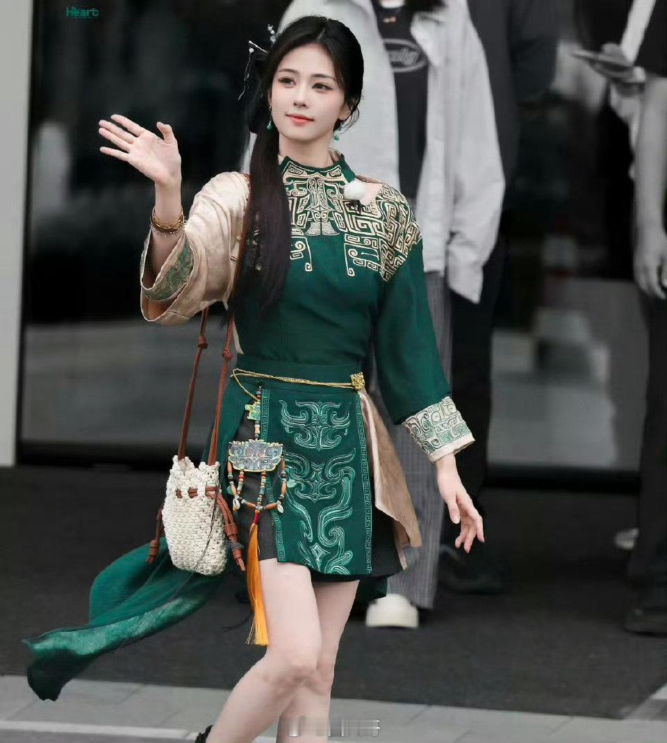 曝张月会掀桌白鹿莫离曝张月掀桌白鹿 啊这啊这，就是说怎么会越传越离谱啊，白鹿、丞