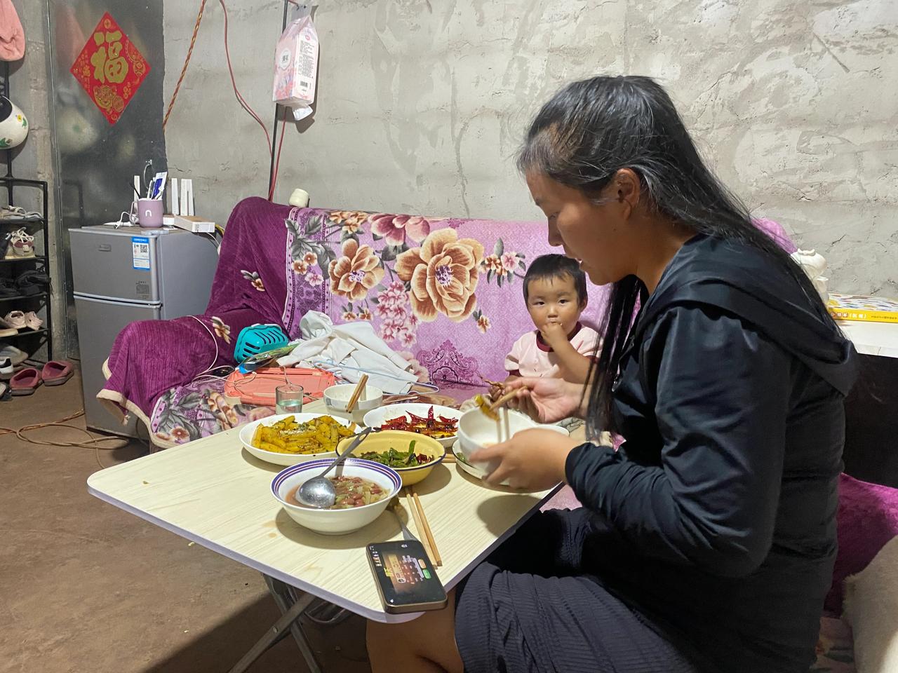 小伙打了十年工还是一样穷、没有房没有存款，一家三口只能住着100元的出租屋，每天