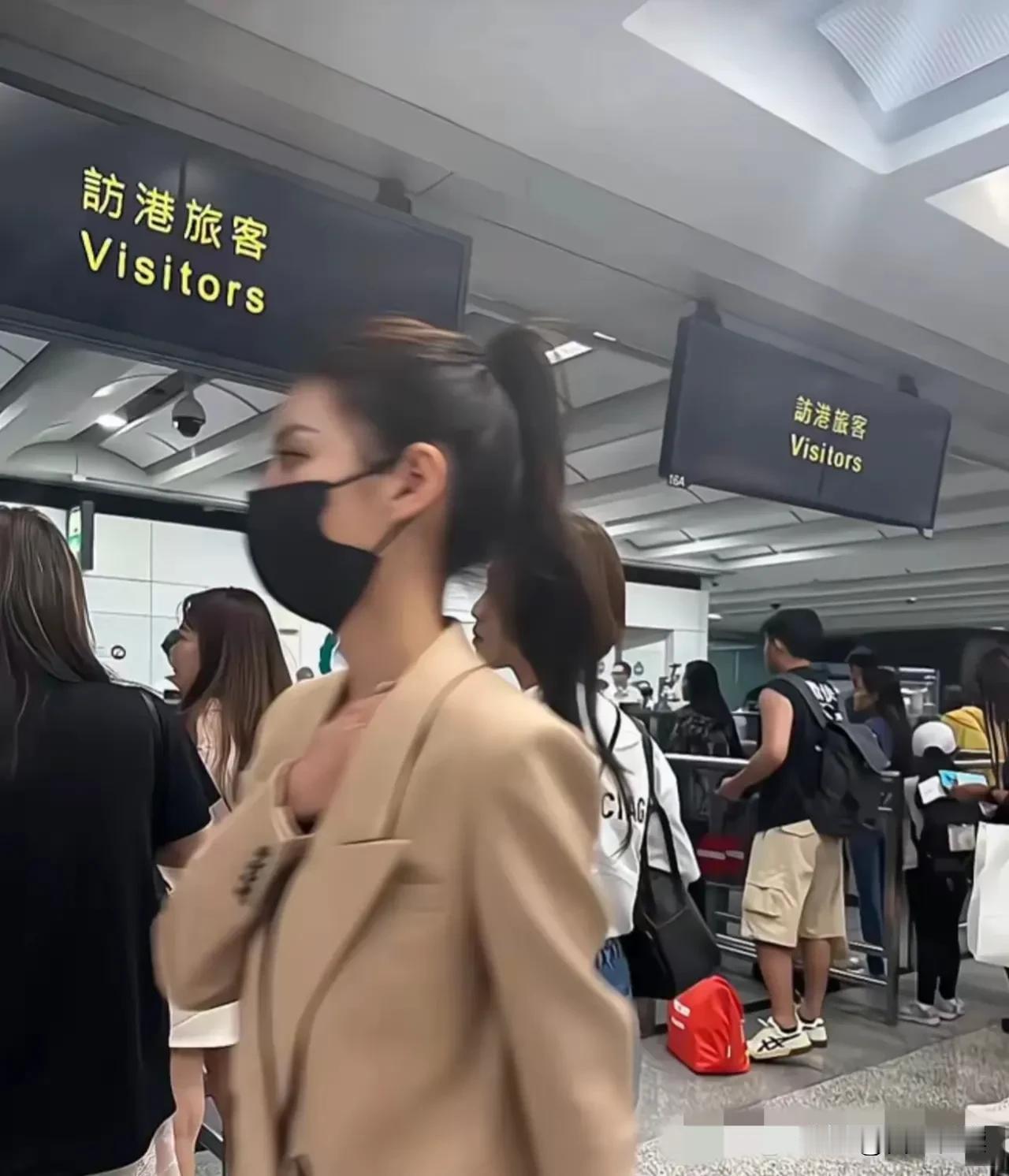 这才是有钱人的生活

国庆假期哪哪都挤油

有钱人在家门口露营

玩着拔河比赛开