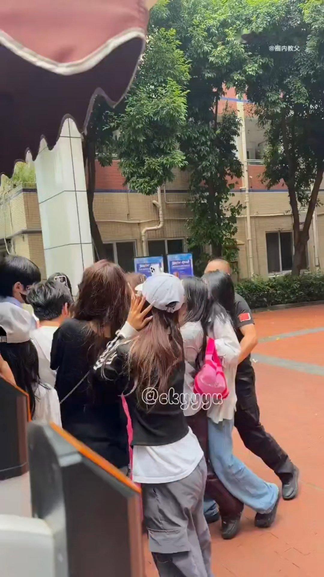 陈浚铭被私生抓手腕请时代峰峻公平对待陈浚铭太可怕了，已经严重影响到孩子的考试行程
