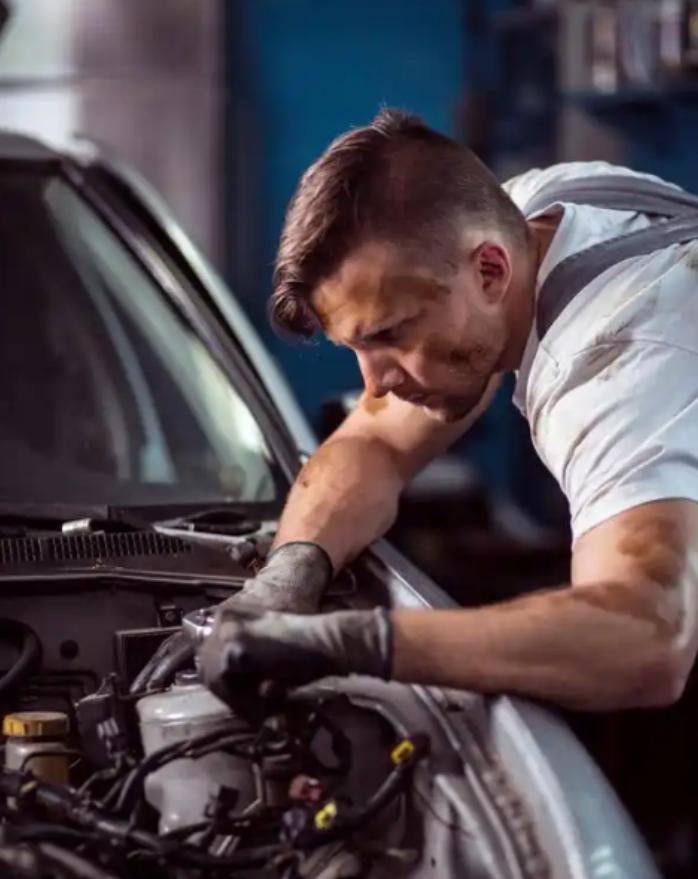 1924年，美国一个汽修工喝多了，把卡车蓄电池里的酸液灌进了生锈的发动机油箱。第