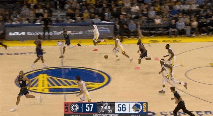 库里连送助攻率队掀起勇三疯！
在今天NBA常规赛勇士对阵快船的第三节比赛中，库里