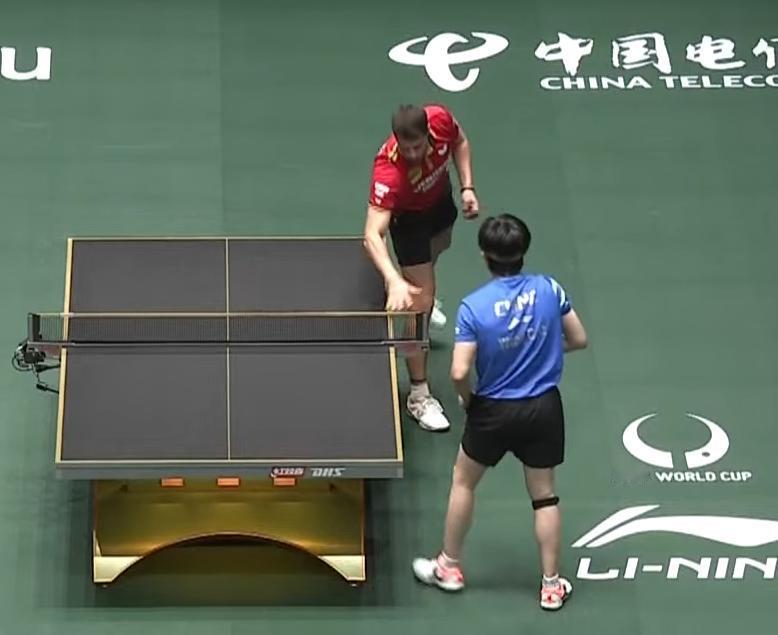 笑死我了！王楚钦和弗朗西斯科互相暂停摸球台。
大头发球时间过长，
弗朗西斯卡抬手