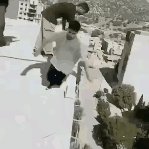 这跑酷少年的姿势确实潇洒，可看看层楼的高度，后背和腰部重重着地，这一跳可能成了少