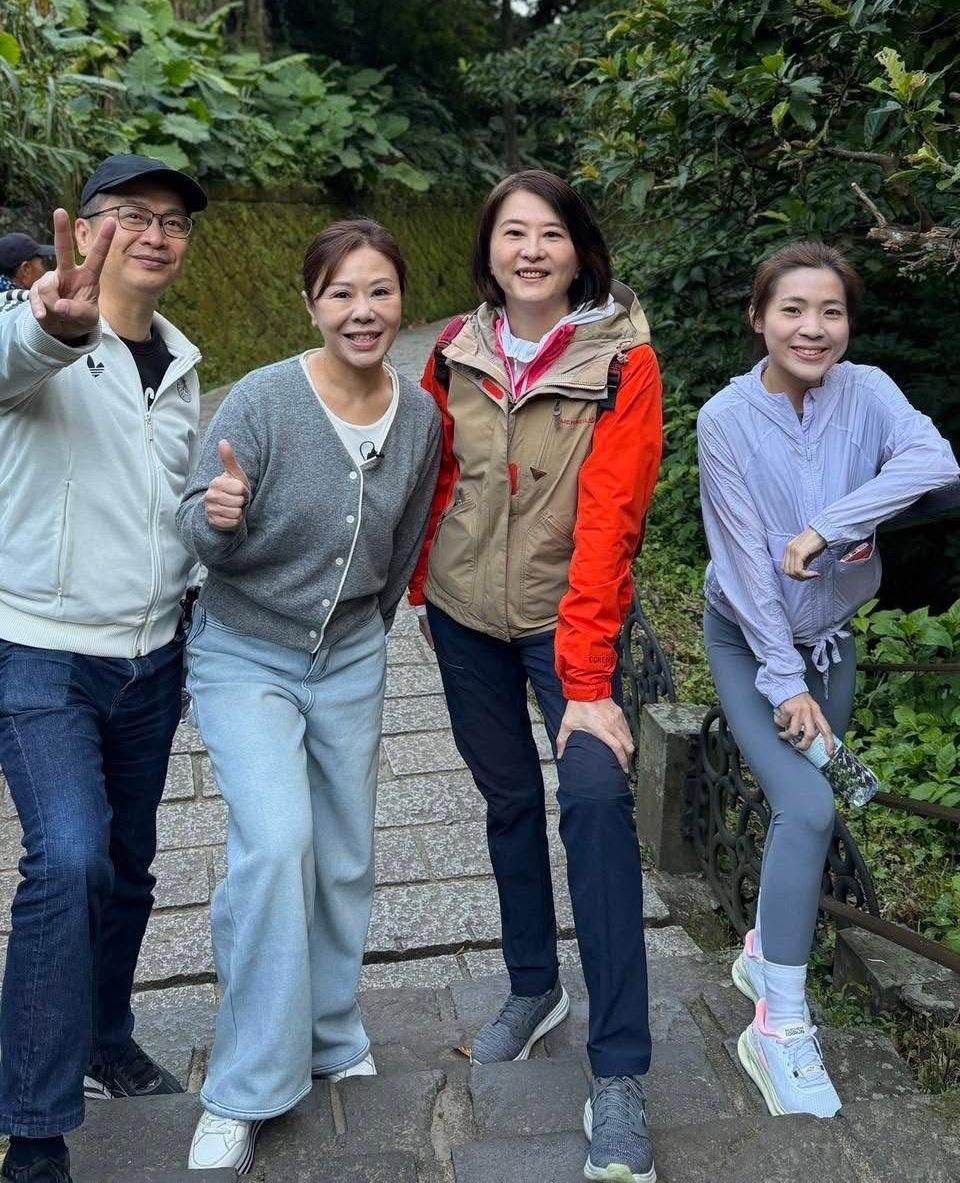 国民党立委徐巧芯今（15日）在脸书发文表示，今天周末一早就跟 罗智强 、王鸿薇 