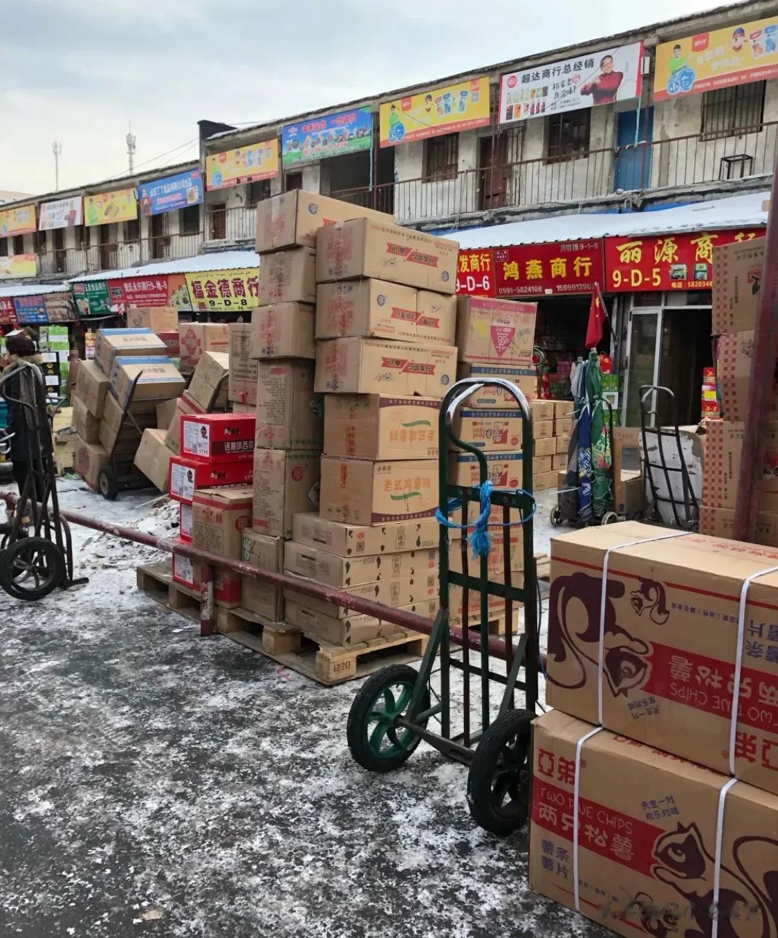 #新疆本地见闻# #乌鲁木齐头条# 超市里卖的那些零食我发现这地方都有呢，整个就