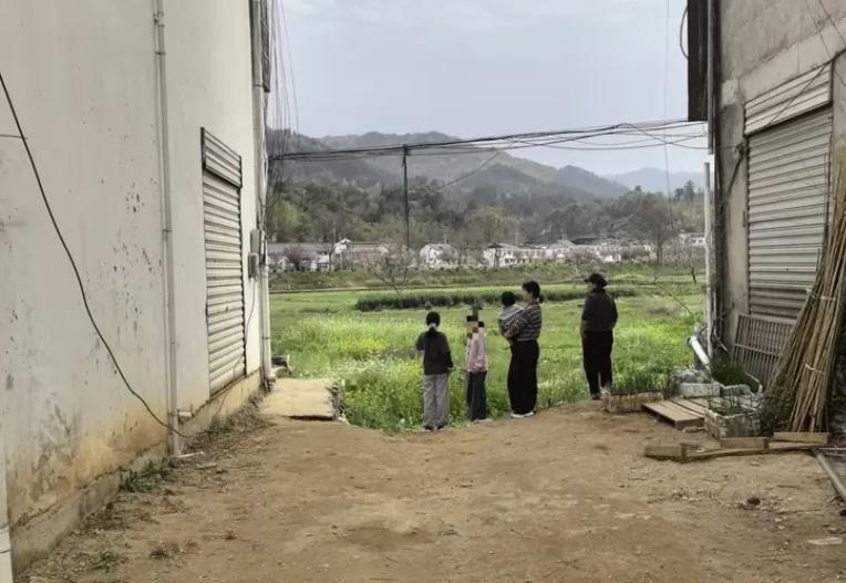 必须严惩！原来，谋害安徽6岁女童佩佩的嫌疑人柳某某，果然是熟人，两家住同1栋楼，